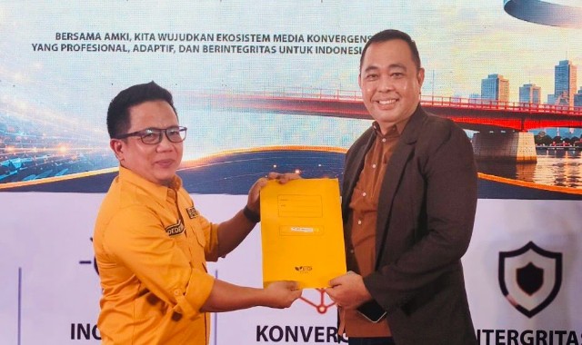 Dede Umar Ketua DPD AMKI Sumsel saat Berikan Mandat Ke Asnaini Guna Membentuk Kepengurusan AMKI Banyuasin. Foto : Nto