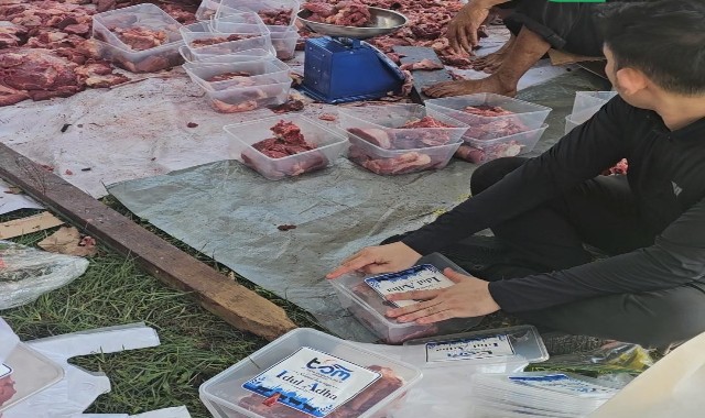 Panitia Kurban Idul Adha 1447 Hijriyah PT Tirta Sriwijaya Maju saat lakukan Packing daging yang nantinya akan di bagikan Ke Masyarakat. Foto : Nto