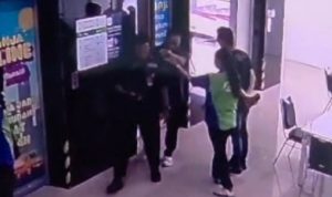 Tangkapan layar cctv memperlihatkan cekcok keduabelah pihak. Foto : Ist