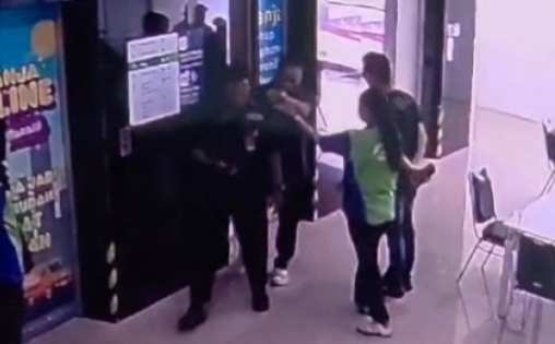 Tangkapan layar cctv memperlihatkan cekcok keduabelah pihak. Foto : Ist