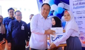 Wagub Sumsel Cik Ujang saat memberikan bantuan kepada SLB melalui program TJSL PT Tirta Sriwijaya Maju. Foto: Humas/red