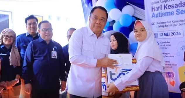 Wagub Sumsel Cik Ujang saat memberikan bantuan kepada SLB melalui program TJSL PT Tirta Sriwijaya Maju. Foto: Humas/red