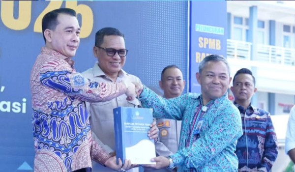 H. Nopianto Wakil Ketua DPRD Sumsel saat Hadiri SPMB 2026. Foto : Nto