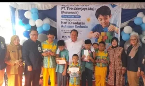 Wagub Sumsel Cik Ujang dan Direktur Utama PT TSM Abid Ubaidillah saat menghadiri kegiatan berbagi dengan Anak Berkebutuhan Khusus (ABK) sebagai bentuk Tanggung Jawab Sosial Lingkungan (TJSL) Tahun 2026. Foto : Nto/red
