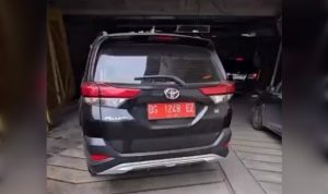 Mobil Plat Merah Saat Parkir di salah satu Mall Palembang. Foto : Ist