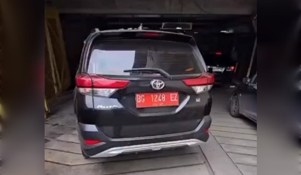 Mobil Plat Merah Saat Parkir di salah satu Mall Palembang. Foto : Ist