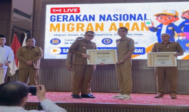 Dr. Amrullah, S.STP., M.Si. Kadisnakertrans Kabupaten Ogan Ilir Saat Menerima Penghargaan. Foto : Nto