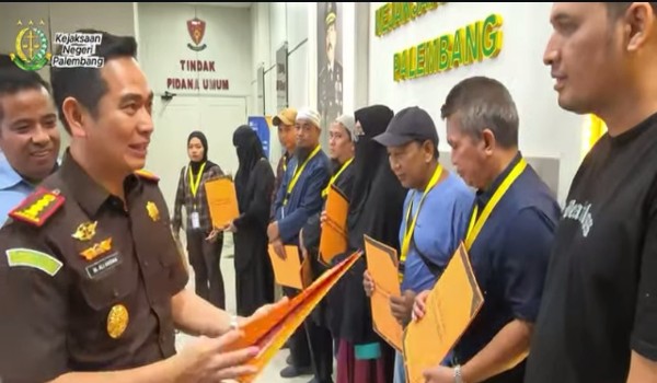 Kegiatan serah terima ini dipimpin langsung oleh Kepala Kejaksaan Negeri Palembang, M. Ali Akbar, S.H., M.H., bertempat di kantor Kejari Palembang. Foto : Instagram Kejaripalembang/nto