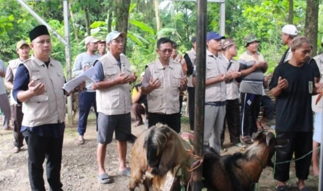 Ketu Panitia Kurban Otong Supriadi saat membersamai Doa' sebelum melakukan kegiatan kurban. Foto : Nto