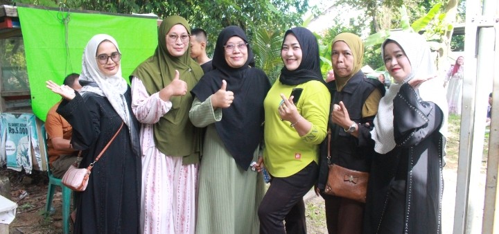 Kepala Dusun 4 Stella saat bersama Panitia Kurban. Foto : Nto