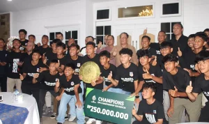 Para punggawa Sumsel United U19 beserta jajaran management dan kepelatihan saat makan bersama Wakil Gubernur Sumsel Sekaligus Pemilik Klub CIK Ujang. Foto : Ist