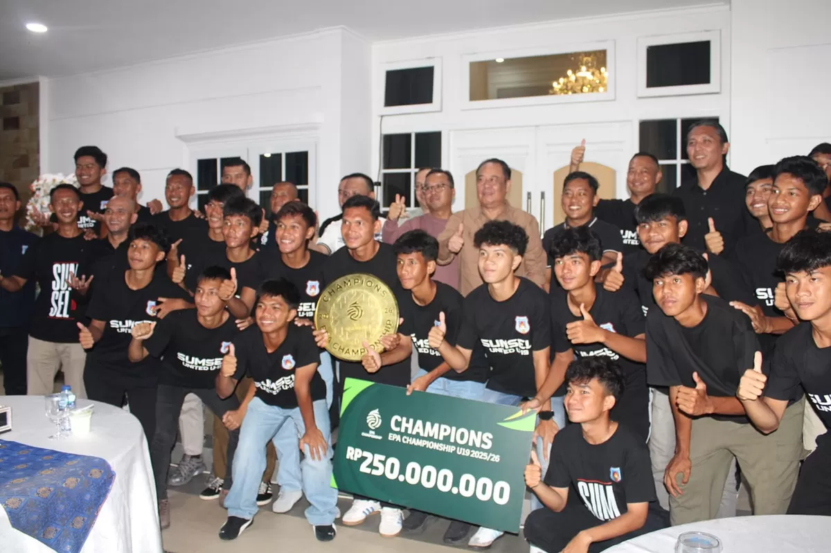 Para punggawa Sumsel United U19 beserta jajaran management dan kepelatihan saat makan bersama Wakil Gubernur Sumsel Sekaligus Pemilik Klub CIK Ujang. Foto : Ist