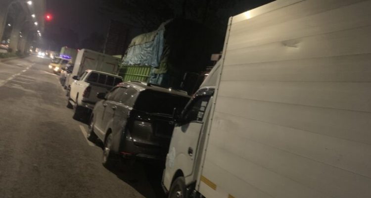 Antrean panjang kendaraan truk, fuso, bus penumpang dan mobil pribadi memanjang puluhan kilometer di SPBU arah Tanjung Api api, sekitar pukul 01.20 semalam. Foto : Extranews/red