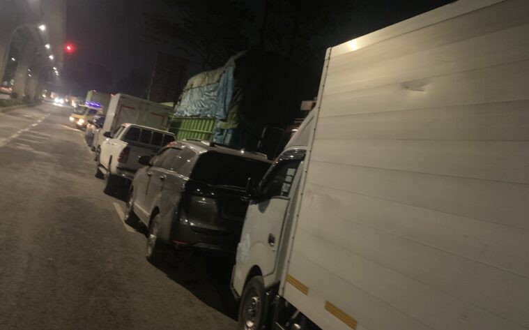 Antrean panjang kendaraan truk, fuso, bus penumpang dan mobil pribadi memanjang puluhan kilometer di SPBU arah Tanjung Api api, sekitar pukul 01.20 semalam. Foto : Extranews/red