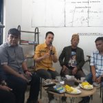 Moderator dan narasumber diskusi publik bertajuk "Dari Redaksi ke Demokrasi" dalam agenda Kopi Senja yang digelar Asosiasi Media Konvergensi Indonesia (AMKI) Sumsel, di Warkop Proklamasi. Foto : Nto/palembangsekilan.com