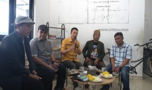 Moderator dan narasumber diskusi publik bertajuk "Dari Redaksi ke Demokrasi" dalam agenda Kopi Senja yang digelar Asosiasi Media Konvergensi Indonesia (AMKI) Sumsel, di Warkop Proklamasi. Foto : Nto/palembangsekilan.com