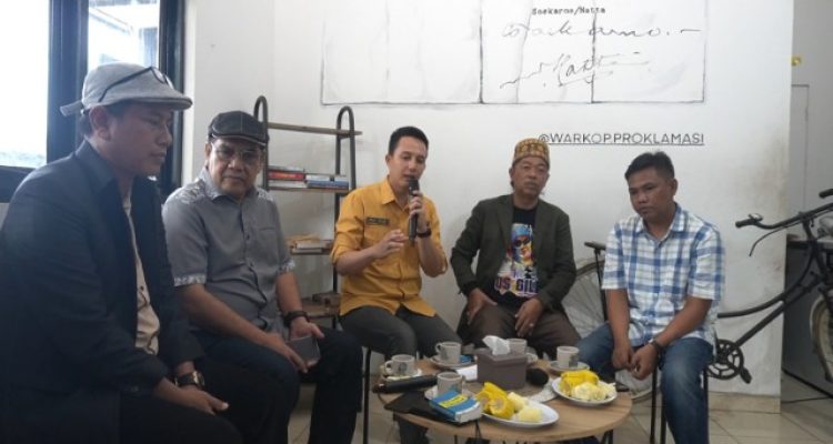 Moderator dan narasumber diskusi publik bertajuk "Dari Redaksi ke Demokrasi" dalam agenda Kopi Senja yang digelar Asosiasi Media Konvergensi Indonesia (AMKI) Sumsel, di Warkop Proklamasi. Foto : Nto/palembangsekilan.com