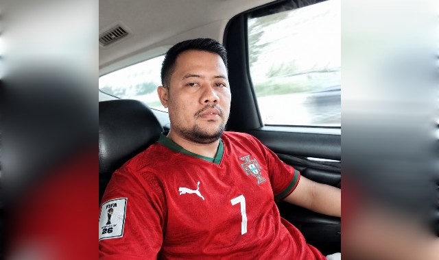 Eno Kurniawan Saat kenakan Jersey bola negara Portugal. Foto : Nto