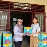Perwakilan PT Tirta Sriwijaya Maju (TSM) saat menyerahkan Paket sembako untuk anak yatim di Desa Talang Buluh, Kabupaten Banyuasin. Foto : Nto