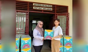 Perwakilan PT Tirta Sriwijaya Maju (TSM) saat menyerahkan Paket sembako untuk anak yatim di Desa Talang Buluh, Kabupaten Banyuasin. Foto : Nto