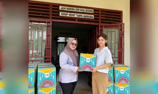 Perwakilan PT Tirta Sriwijaya Maju (TSM) saat menyerahkan Paket sembako untuk anak yatim di Desa Talang Buluh, Kabupaten Banyuasin. Foto : Nto