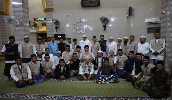 Pengurus Masjid Jamiatul Muawanah Dusun 4 Desa Sungai Pinang Kecamatan Rambutan Kabupaten Banyuasin Saat Berotot bersama. Foto : Nto