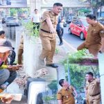 Sekda Kota Palembang Aprizal Hasyim Saat Mengecek Langsung Pegecatan Trotoar. Foto : Medsos Sekda Palembang/red