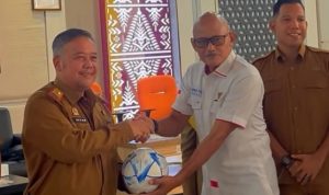 Kadisdik kota Palembang Affan Prapanca saat menari bantuan Bola kaki dari FIFA yang diserahkan langsung oleh Sekjen Asprov PSSI Sumsel, Syahril Musa. Foto : Nto/red