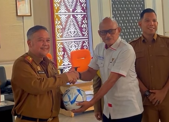 Kadisdik kota Palembang Affan Prapanca saat menari bantuan Bola kaki dari FIFA yang diserahkan langsung oleh Sekjen Asprov PSSI Sumsel, Syahril Musa. Foto : Nto/red