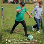 Wakil ketua DPRD PALI, Firdaus Hasbullah, SH., MH saat Menendang bola pembukaan Turnamen di Desa Raja. Foto : Nto/AI
