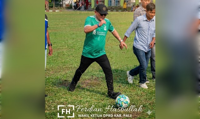 Wakil ketua DPRD PALI, Firdaus Hasbullah, SH., MH saat Menendang bola pembukaan Turnamen di Desa Raja. Foto : Nto/AI