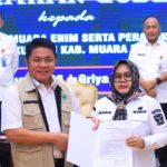 Gubernur Sumatera Selatan (Sumsel) Dr. H. Herman Deru secara resmi menyerahkan Surat Pelaksana Tugas (Plt) Bupati Muara Enim kepada Wakil Bupati Muara Enim, Sumarni, di Griya Agung Palembang, Rabu (10/6/2026).