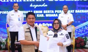 Gubernur Sumatera Selatan (Sumsel) Dr. H. Herman Deru secara resmi menyerahkan Surat Pelaksana Tugas (Plt) Bupati Muara Enim kepada Wakil Bupati Muara Enim, Sumarni, di Griya Agung Palembang, Rabu (10/6/2026).