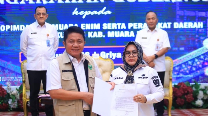 Gubernur Sumatera Selatan (Sumsel) Dr. H. Herman Deru secara resmi menyerahkan Surat Pelaksana Tugas (Plt) Bupati Muara Enim kepada Wakil Bupati Muara Enim, Sumarni, di Griya Agung Palembang, Rabu (10/6/2026).