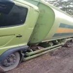 Sebuah truk tangki besar amblas dan miring di tengah jalan akibat permukaan tanah yang lembek dan berlumpur pekat. Foto : Nto/red