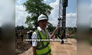 Walikota Palembang Ratu Dewa Saat Mengecek Langsung Pemasangan Tiang Pertama Jembatan Besi Alang-alang Lebar. Foto : IG Ratudewa/red