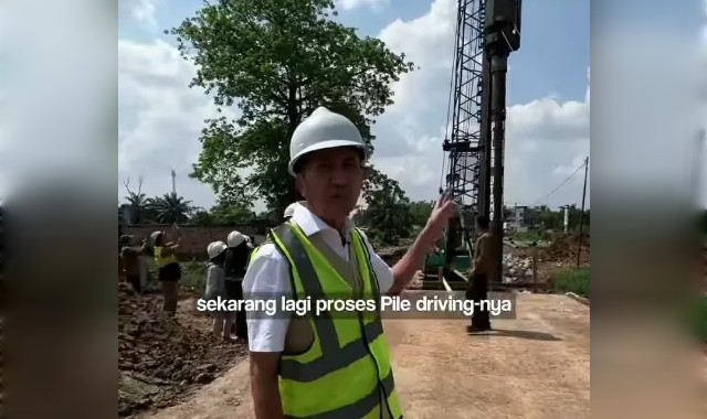 Walikota Palembang Ratu Dewa Saat Mengecek Langsung Pemasangan Tiang Pertama Jembatan Besi Alang-alang Lebar. Foto : IG Ratudewa/red
