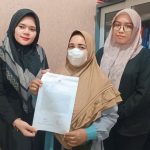 Kuasa hukum korban dari LBH Bima Sakti memberikan keterangan kepada wartawan terkait dugaan pemerkosaan terhadap seorang anak perempuan di Palembang. Pihak keluarga meminta Polda Sumsel segera mengambil langkah tegas setelah dua terlapor disebut telah dua kali mangkir dari panggilan penyidik, sementara korban masih mengalami trauma berat hingga enggan kembali bersekolah. Foto : Nto/red