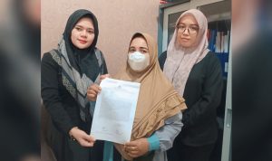 Kuasa hukum korban dari LBH Bima Sakti memberikan keterangan kepada wartawan terkait dugaan pemerkosaan terhadap seorang anak perempuan di Palembang. Pihak keluarga meminta Polda Sumsel segera mengambil langkah tegas setelah dua terlapor disebut telah dua kali mangkir dari panggilan penyidik, sementara korban masih mengalami trauma berat hingga enggan kembali bersekolah. Foto : Nto/red