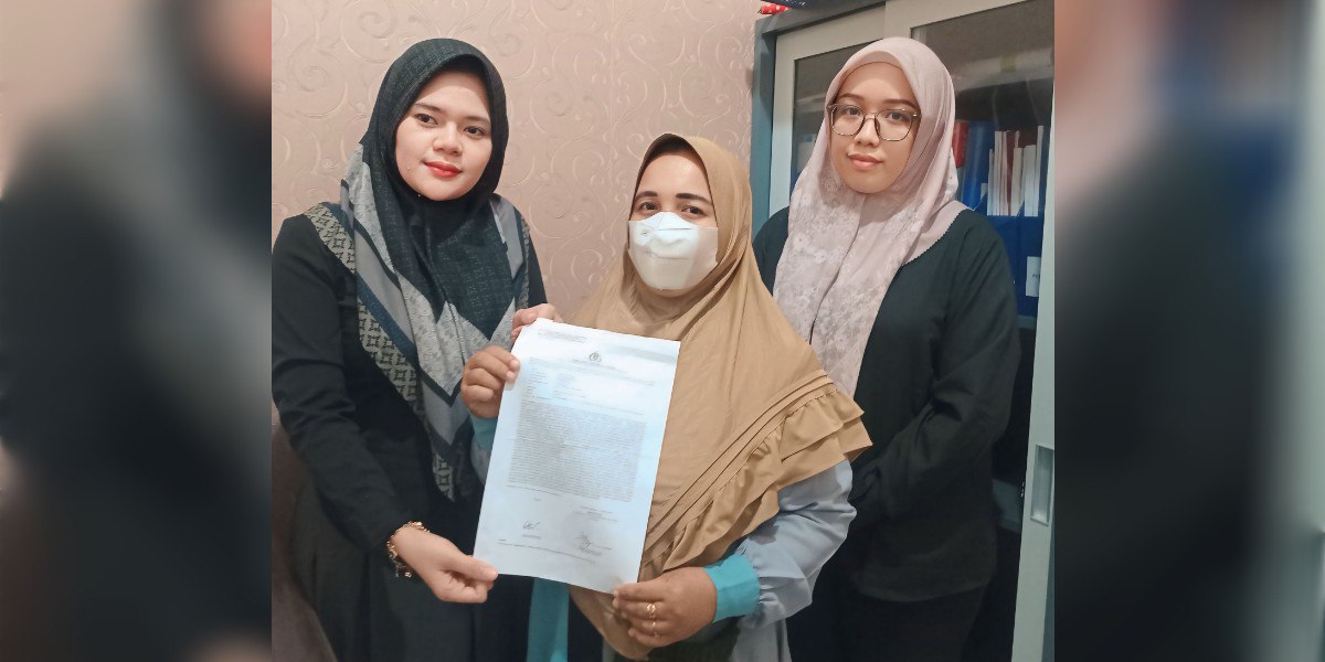 Kuasa hukum korban dari LBH Bima Sakti memberikan keterangan kepada wartawan terkait dugaan pemerkosaan terhadap seorang anak perempuan di Palembang. Pihak keluarga meminta Polda Sumsel segera mengambil langkah tegas setelah dua terlapor disebut telah dua kali mangkir dari panggilan penyidik, sementara korban masih mengalami trauma berat hingga enggan kembali bersekolah. Foto : Nto/red