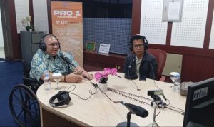 Ketua JMSI Sumsel Dr. Firdaus Komar, S.Pd., M.Si. hadir sebagai narasumber utama, berdialog dengan Ketua Prodi Ilmu Komunikasi FISIP Unsri Dr. Muhammad Husni Thamrin, M.Si. Foto: Nto/Jmsi