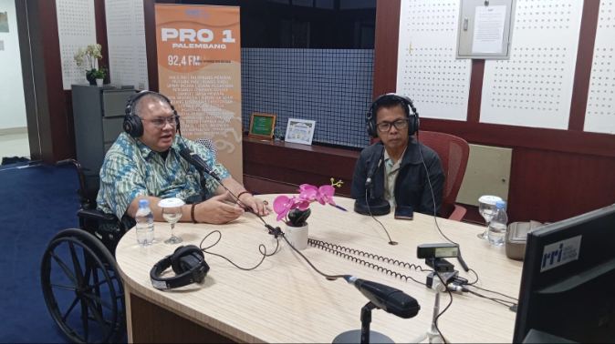Ketua JMSI Sumsel Dr. Firdaus Komar, S.Pd., M.Si. hadir sebagai narasumber utama, berdialog dengan Ketua Prodi Ilmu Komunikasi FISIP Unsri Dr. Muhammad Husni Thamrin, M.Si. Foto: Nto/Jmsi
