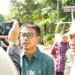 Teddy Dirut Perumda Tirta Musi saat di wawancarai awak media bersama Ratu Dewa Wali Kota Palembang saat Tinjau Ke Lapangan. Foto : Ist