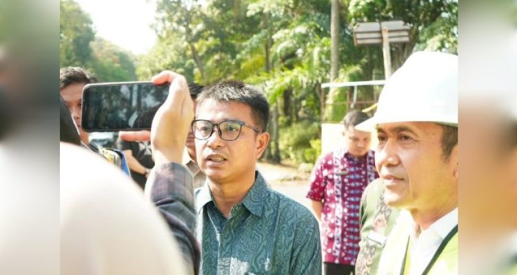 Teddy Dirut Perumda Tirta Musi saat di wawancarai awak media bersama Ratu Dewa Wali Kota Palembang saat Tinjau Ke Lapangan. Foto : Ist Teddy Dirut Perumda Tirta Musi saat di wawancarai awak media bersama Ratu Dewa Wali Kota Palembang saat Tinjau Ke Lapangan. Foto : Ist