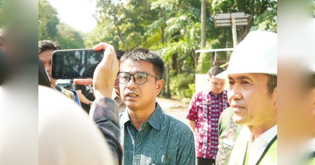 Teddy Dirut Perumda Tirta Musi saat di wawancarai awak media bersama Ratu Dewa Wali Kota Palembang saat Tinjau Ke Lapangan. Foto : Ist