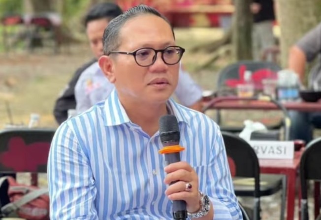 Wakil Ketua DPRD PALI, Firdaus Hasbullah, S.H., M.H., saat menyampaikan pandangan dan desakan tegas agar regulasi ganti rugi lahan direvisi total atau diserahkan ke daerah dalam konsolidasi bersama Rumah Singgah Aktivis (RSA) dan praktisi hukum Sumatera Selatan, Dhabi K Gumarya, SH., MH., di Agam Pisan Jilid 4 Cafe, Sukarami, Palembang, Kamis (30/7/2026). Foto : Nto/Redaksi