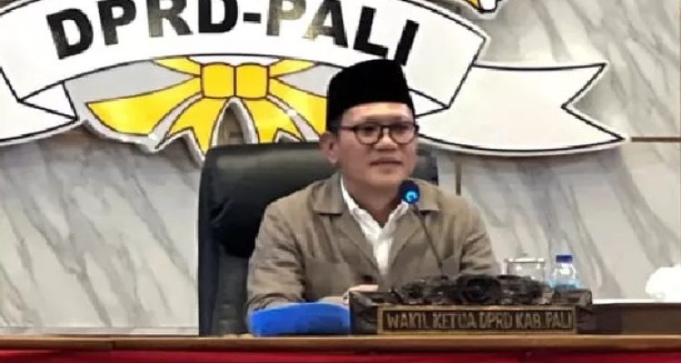 Wakil Ketua DPRD PALI Firdaus Hasbullah SH MH saat pimpin rapat paripurna. Foto : Ist