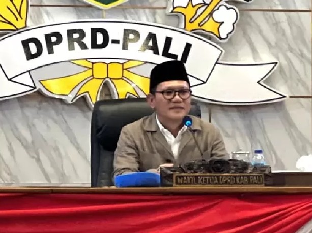 Wakil Ketua DPRD PALI Firdaus Hasbullah SH MH saat pimpin rapat paripurna. Foto : Ist