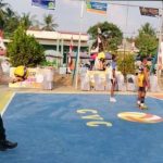 Kapolres Banyuasin AKBP Risnan Aldino saat menservis Bola Voli pada kejuaraan Kapolres Cup. Foto : Humas Polres Banyuasin
