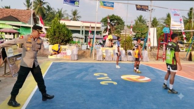 Kapolres Banyuasin AKBP Risnan Aldino saat menservis Bola Voli pada kejuaraan Kapolres Cup. Foto : Humas Polres Banyuasin
